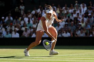 Linda Noskova avoue que sa main s&rsquo;est « gelée » lors des balles de match manquées en finale de Wimbledon.