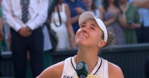 Linda Noskova en larmes en évoquant sa mère disparue après sa victoire à Wimbledon