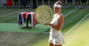 Linda Noskova remporte Wimbledon en battant Karolina Muchova