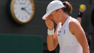 Martina Navratilova critique l&rsquo;état émotionnel d&rsquo;Iga Swiatek après sa défaite précoce à Wimbledon.