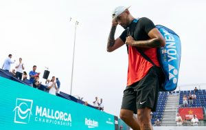 Nick Kyrgios se sent « vraiment vieux » après avoir passé du temps avec le vainqueur junior de Roland-Garros.