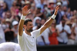 Novak Djokovic bat le record de victoires à Wimbledon et se qualifie pour un 17e quart de finale