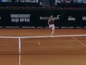 Paula Badosa a failli être disqualifiée en demi-finale à Iasi après avoir lancé sa raquette dans les tribunes.
