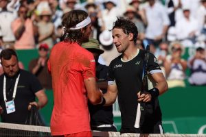 Quand Casper Ruud et Stefanos Tsitsipas jouent au tennis… dans le ciel de Gstaad depuis des balcons