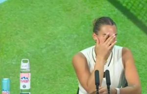 Regardez : Aryna Sabalenka entend mal un journaliste après sa défaite : Avez-vous dit félicitations ?