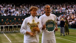 Rod Laver applaudit Jannik Sinner après sa défense du titre à Wimbledon.