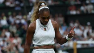 Serena Williams s&rsquo;incline et suscite la controverse après avoir évité la conférence de Wimbledon.