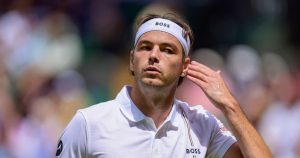 Taylor Fritz admet un problème au genou mais refuse de s&rsquo;en servir comme excuse après sa défaite à Wimbledon.