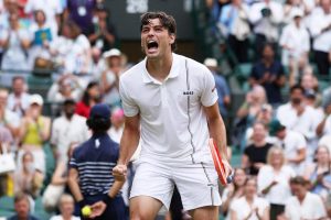 Taylor Fritz contrôle Alexander Bublik en huitièmes de finale de Wimbledon