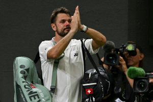 Un cadeau spécial : après son dernier match à Gstaad, Stan Wawrinka reçoit des skis aux couleurs du short qu&rsquo;il portait à Roland-Garros en 2015