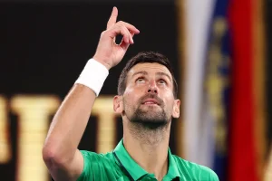 Un iPod, un bouquet de fleurs et un destin en or : il y a vingt ans, le premier sacre de Novak Djokovic