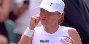 Une Iga Swiatek émue reconnaît ses difficultés de 2026 après un premier tour tendu à Wimbledon