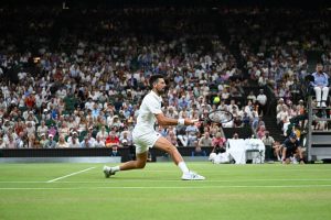 Vainqueur d&rsquo;un match marathon contre Félix Auger-Aliassime, Novak Djokovic a arraché le droit de défier Jannik Sinner en demi-finales de Wimbledon