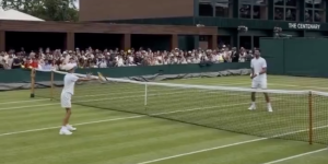 Vidéos, Wimbledon > Stefan Djokovic, fils de Novak, rivalise déjà avec son papa raquette en main