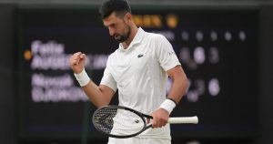 Wimbledon : Djokovic bat Auger-Aliassime et rejoint Sinner en demi-finales