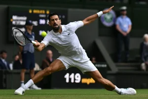 Wimbledon : Djokovic gagne, mais ce geste de frustration ravive la disqualification de l’US Open en 2020