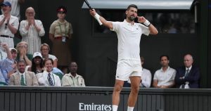 Wimbledon: Djokovic s&rsquo;en sort en cinq heures et cinq sets contre Auger-Aliassime et passe en demie