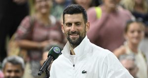 Insolite, Vidéos > Djokovic mort de rire face à un imitateur de Federer et Nadal !