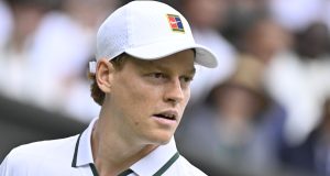 Wimbledon > John Lloyd : « La situation de Jannik Sinner est très étrange. J&rsquo;ai rarement vu ça de la part d&rsquo;un grand champion »