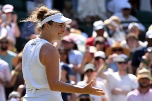 Wimbledon : Linda Noskova poursuit son ascension et rejoint le dernier carré