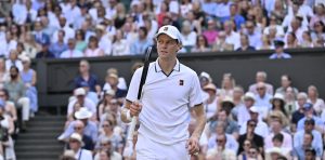 Wimbledon > Paul McNamee sur Sinner, qui vient de recoller à un set partout contre Zverev en finale : « Il devra peut-être s&rsquo;inspirer d&rsquo;Edberg et remporter la finale sans réussir le moindre break »
