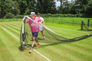 Wimbledon à la maison : on est allé jouer sur l&rsquo;un des rares courts gazonnés de France, dans le jardin d&rsquo;un particulier près de Rennes