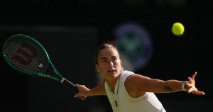 Wimbledon: la numéro 1 mondiale Sabalenka éliminée par Osaka, Djokovic atteint les quarts et devient l&rsquo;unique recordman de victoires