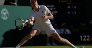 Wimbledon : pour la première fois du match, Sinner mène face à Zverev (2-1, DIRECT)