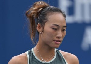 Zheng Qinwen risque de manquer la qualification pour le tableau principal de l&rsquo;US Open après son élimination à Athènes.