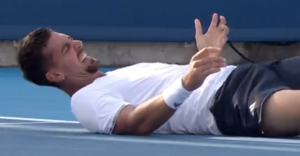 ATP – Cincinnati, Vidéos > La vilaine blessure de Thanasi Kokkinakis, vraiment maudit…