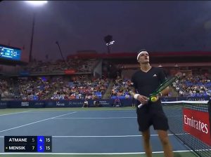 ATP – Montréal, Insolite > Lunaire, Mensik se plaint d&rsquo;un spectateur, l&rsquo;arbitre intervient : « Monsieur, au fond du court, les joueurs ont des entraîneurs fantastiques qu’ils paient pour les aider à remporter leurs matchs. Alors, s’il vous plaît, arrêtez »