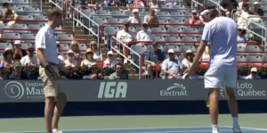 ATP – Montréal > Tsitsipas à l&rsquo;arbitre lors de sa défaite contre Fonseca : « On dirait un court public. Qu&rsquo;est-ce qu&rsquo;on fait là ? C&rsquo;est un Masters 1000. Je ne raterais jamais une balle comme ça »
