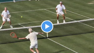 ATP, Vidéos > Le coup magique de Federer contre McEnroe pour son retour sur gazon !