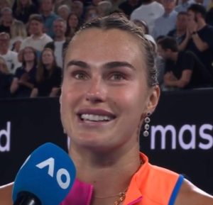 Aryna Sabalenka lance un message fort alors qu’Elena Rybakina menace sa place de numéro 1 mondiale