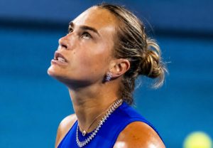 Aryna Sabalenka s’écroule à plusieurs reprises et s’incline à la surprise générale face à Sara Bejlek