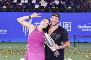 Cancer, difficultés financières, puis millionnaire : l’incroyable parcours du fiancé de Sabalenka