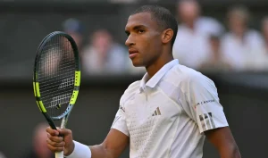 Cincinnati : Auger-Aliassime reprend par une victoire contre Tsitsipas et file au troisième tour