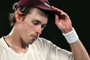 De Minaur sous tension : sa raquette fracassée comme symbole d’un malaise