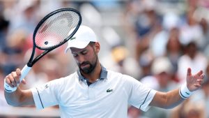 Djokovic battu dès son entrée en lice, le Serbe rattrapé par ses difficultés physiques