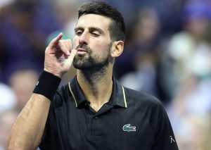 Djokovic se déguise à New York avant de s’arrêter sous son propre panneau publicitaire