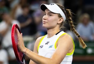Elena Rybakina déclare avoir appris à gérer les attentes après des défaites durant une période difficile.