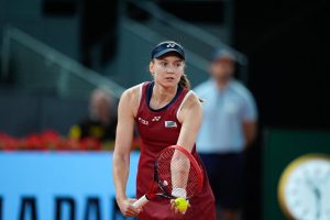 Elena Rybakina domine Naomi Osaka et rallie les demi-finales du Masters 1000 de Toronto