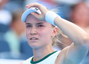 Elena Rybakina qualifie sa victoire à Cincinnati de « a crazy day » après avoir surmonté les interruptions liées à la plu
