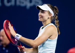 Elena Rybakina rebondit après sa défaite en finale à Toronto avec une victoire tranquille