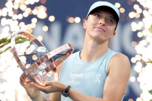 Iga Swiatek conclut son sans-faute sur dur en Amérique du Nord par un titre à Toronto