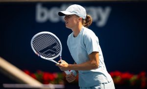 Iga Swiatek déclare que son élimination précoce à Wimbledon a contribué à sa préparation sur surface dure.