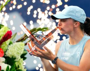 Iga Swiatek dépasse Aryna Sabalenka et se rapproche du record de Serena Williams