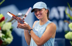 Iga Swiatek écrase Elena Rybakina, à bout de forces, et met fin à sa disette de titres