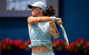 Iga Swiatek réalise une performance dominante pour se qualifier pour les demi-finales face à Elina Svitolina