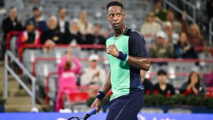 « J&rsquo;ai été pris par l&rsquo;émotion », Monfils enflamme le public et rejoint le 2e tour